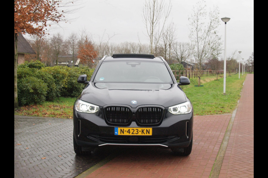 BMW iX3 Executive 80 kWh | Panoramadak | Camera | Apple Carplay | Sfeerverlichting |