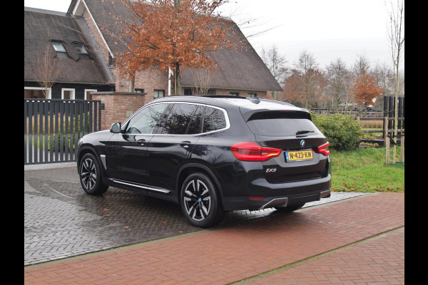BMW iX3 Executive 80 kWh | Panoramadak | Camera | Apple Carplay | Sfeerverlichting |
