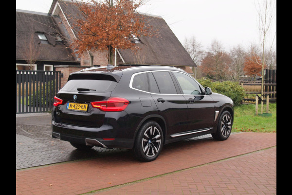 BMW iX3 Executive 80 kWh | Panoramadak | Camera | Apple Carplay | Sfeerverlichting |