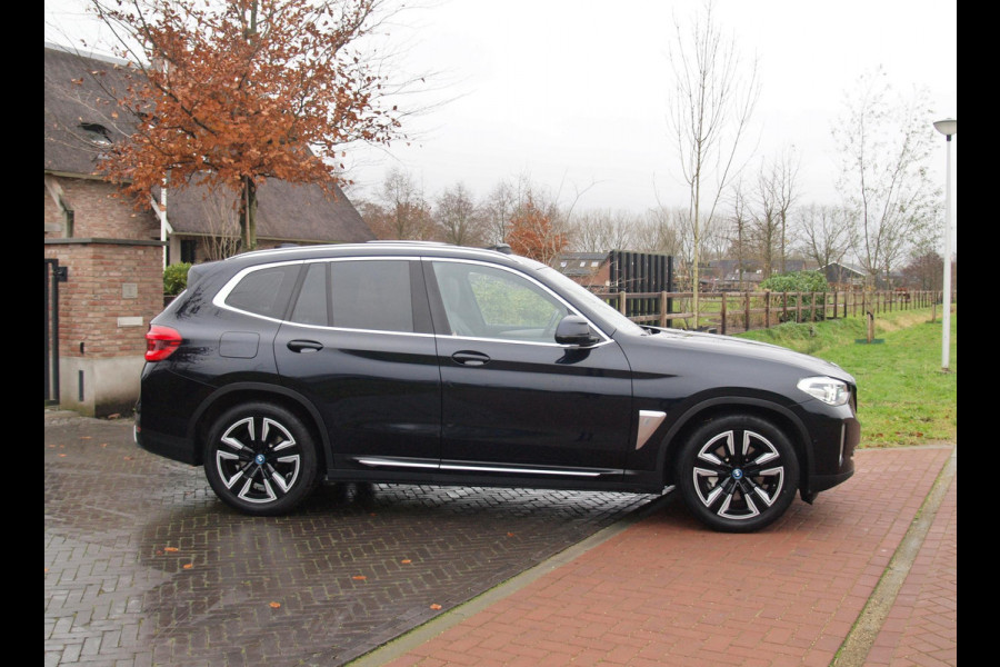 BMW iX3 Executive 80 kWh | Panoramadak | Camera | Apple Carplay | Sfeerverlichting |