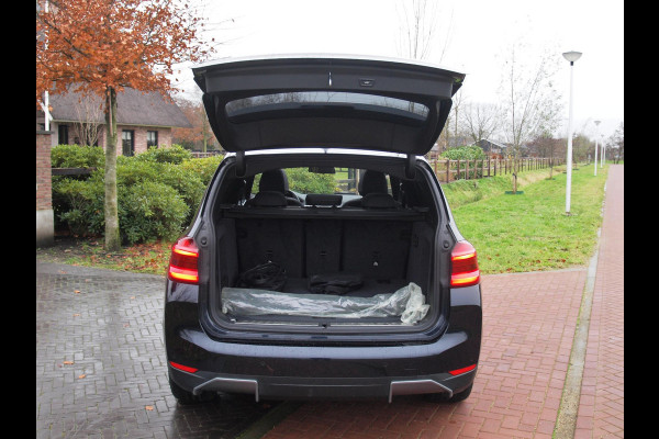 BMW iX3 Executive 80 kWh | Panoramadak | Camera | Apple Carplay | Sfeerverlichting |