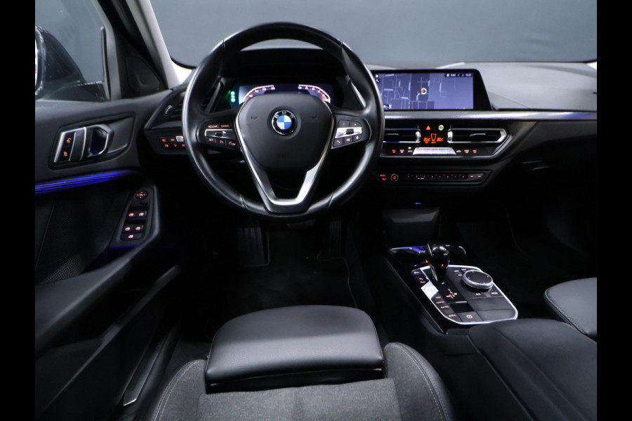 BMW 1-serie 118i Sport Line [APPLE CARPLAY, ANDROID AUTO, CRUISE CONTROL, PDC V+A , AUTOMATISCHE AIRCO, LANE ASSIST, BMW LED, NIEUWSTAAT]