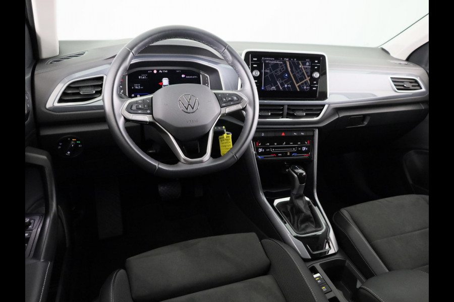 Volkswagen T-Roc 1.5 TSI Style 150 pk Automaat (DSG) | Navigatie | Trekhaak (afneembaar) | Parkeersensoren (Park assist) | Adaptieve cruise control | Stoelverwarming |
