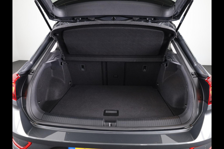 Volkswagen T-Roc 1.5 TSI Style 150 pk Automaat (DSG) | Navigatie | Trekhaak (afneembaar) | Parkeersensoren (Park assist) | Adaptieve cruise control | Stoelverwarming |