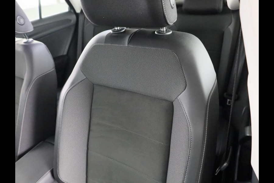 Volkswagen T-Roc 1.5 TSI Style 150 pk Automaat (DSG) | Navigatie | Trekhaak (afneembaar) | Parkeersensoren (Park assist) | Adaptieve cruise control | Stoelverwarming |