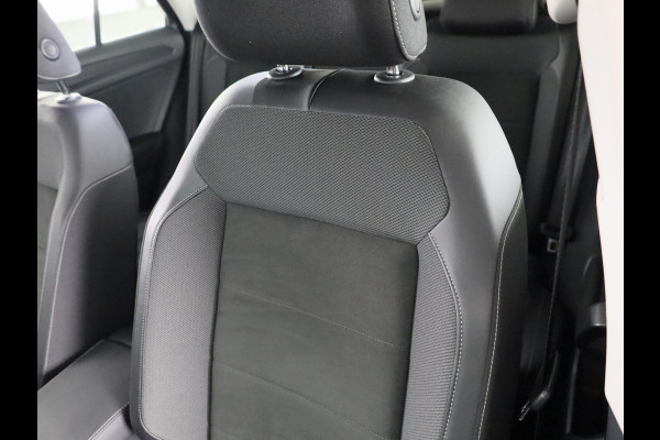 Volkswagen T-Roc 1.5 TSI Style 150 pk Automaat (DSG) | Navigatie | Trekhaak (afneembaar) | Parkeersensoren (Park assist) | Adaptieve cruise control | Stoelverwarming |