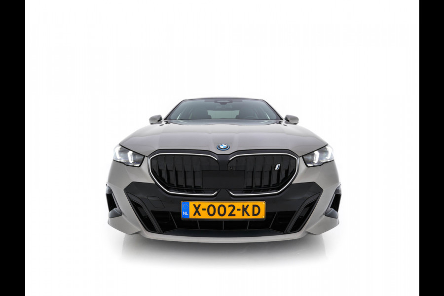 BMW i5 eDrive 40 M-Sport 84 kWh [ 3-Fase ] { SOH-96% } (INCL-BTW) *PANO | HEAD-UP | TWO-TONE-LUXURY-LEATHER | FULL-LED | BLIND-SPOT | HARMAN-KARDON-SURROUND | COMFORTSEATS |  WIDESCREEN-DIGICOCKPIT | AMBIENT-LIGHT | KEYLESS | TOPVIEW | DAB | ...