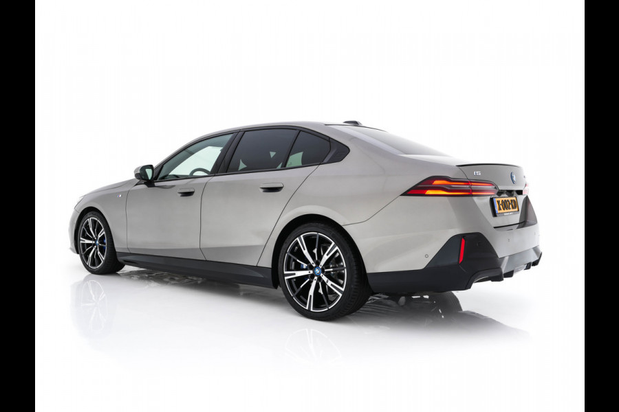 BMW i5 eDrive 40 M-Sport 84 kWh [ 3-Fase ] { SOH-96% } (INCL-BTW) *PANO | HEAD-UP | TWO-TONE-LUXURY-LEATHER | FULL-LED | BLIND-SPOT | HARMAN-KARDON-SURROUND | COMFORTSEATS |  WIDESCREEN-DIGICOCKPIT | AMBIENT-LIGHT | KEYLESS | TOPVIEW | DAB | ...