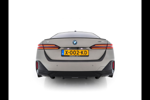 BMW i5 eDrive 40 M-Sport 84 kWh [ 3-Fase ] { SOH-96% } (INCL-BTW) *PANO | HEAD-UP | TWO-TONE-LUXURY-LEATHER | FULL-LED | BLIND-SPOT | HARMAN-KARDON-SURROUND | COMFORTSEATS |  WIDESCREEN-DIGICOCKPIT | AMBIENT-LIGHT | KEYLESS | TOPVIEW | DAB | ...