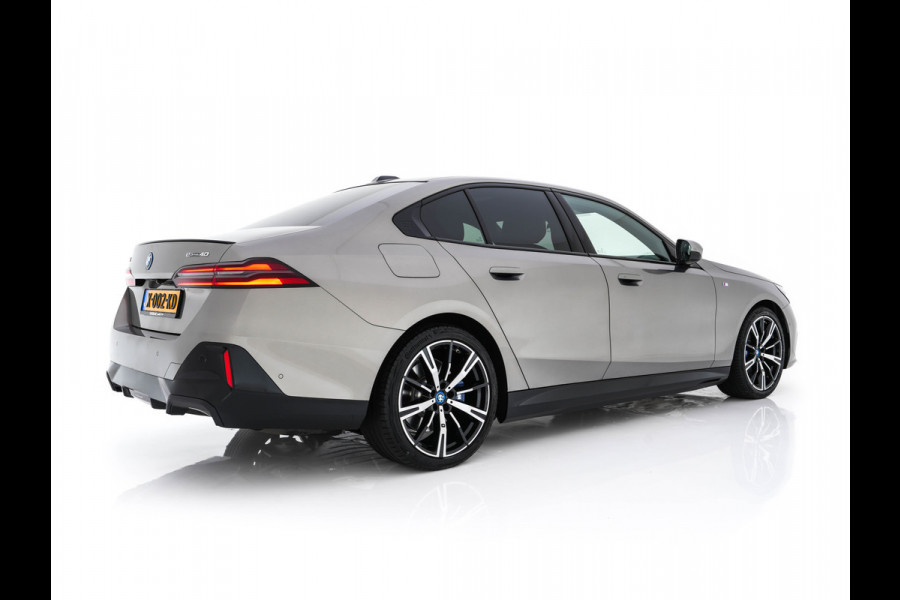 BMW i5 eDrive 40 M-Sport 84 kWh [ 3-Fase ] { SOH-96% } (INCL-BTW) *PANO | HEAD-UP | TWO-TONE-LUXURY-LEATHER | FULL-LED | BLIND-SPOT | HARMAN-KARDON-SURROUND | COMFORTSEATS |  WIDESCREEN-DIGICOCKPIT | AMBIENT-LIGHT | KEYLESS | TOPVIEW | DAB | ...