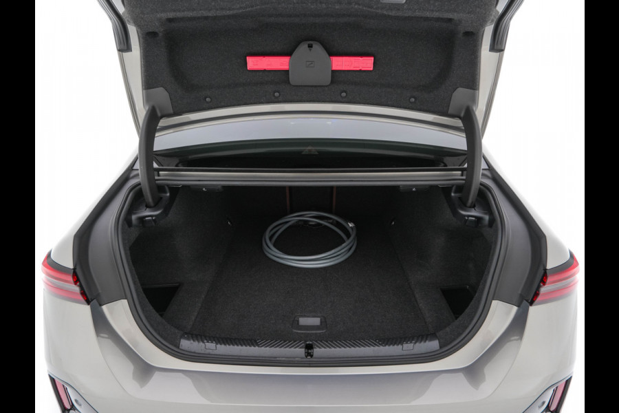 BMW i5 eDrive 40 M-Sport 84 kWh [ 3-Fase ] { SOH-96% } (INCL-BTW) *PANO | HEAD-UP | TWO-TONE-LUXURY-LEATHER | FULL-LED | BLIND-SPOT | HARMAN-KARDON-SURROUND | COMFORTSEATS |  WIDESCREEN-DIGICOCKPIT | AMBIENT-LIGHT | KEYLESS | TOPVIEW | DAB | ...