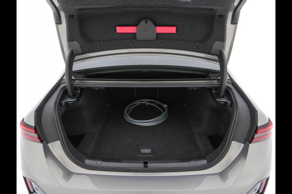 BMW i5 eDrive 40 M-Sport 84 kWh [ 3-Fase ] { SOH-96% } (INCL-BTW) *PANO | HEAD-UP | TWO-TONE-LUXURY-LEATHER | FULL-LED | BLIND-SPOT | HARMAN-KARDON-SURROUND | COMFORTSEATS |  WIDESCREEN-DIGICOCKPIT | AMBIENT-LIGHT | KEYLESS | TOPVIEW | DAB | ...