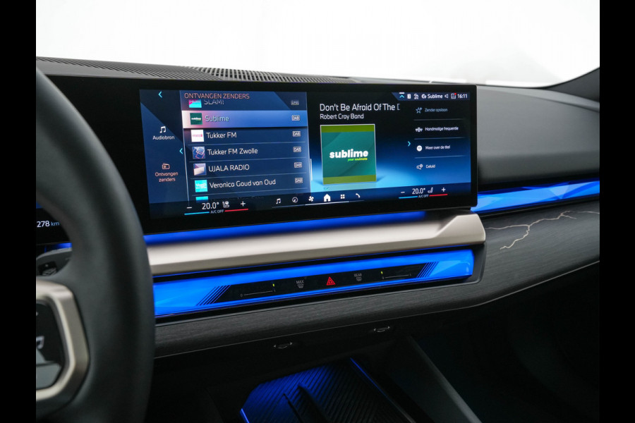 BMW i5 eDrive 40 M-Sport 84 kWh [ 3-Fase ] { SOH-96% } (INCL-BTW) *PANO | HEAD-UP | TWO-TONE-LUXURY-LEATHER | FULL-LED | BLIND-SPOT | HARMAN-KARDON-SURROUND | COMFORTSEATS |  WIDESCREEN-DIGICOCKPIT | AMBIENT-LIGHT | KEYLESS | TOPVIEW | DAB | ...