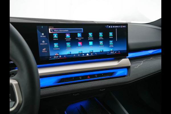 BMW i5 eDrive 40 M-Sport 84 kWh [ 3-Fase ] { SOH-96% } (INCL-BTW) *PANO | HEAD-UP | TWO-TONE-LUXURY-LEATHER | FULL-LED | BLIND-SPOT | HARMAN-KARDON-SURROUND | COMFORTSEATS |  WIDESCREEN-DIGICOCKPIT | AMBIENT-LIGHT | KEYLESS | TOPVIEW | DAB | ...