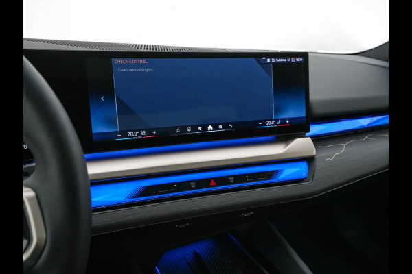 BMW i5 eDrive 40 M-Sport 84 kWh [ 3-Fase ] { SOH-96% } (INCL-BTW) *PANO | HEAD-UP | TWO-TONE-LUXURY-LEATHER | FULL-LED | BLIND-SPOT | HARMAN-KARDON-SURROUND | COMFORTSEATS |  WIDESCREEN-DIGICOCKPIT | AMBIENT-LIGHT | KEYLESS | TOPVIEW | DAB | ...