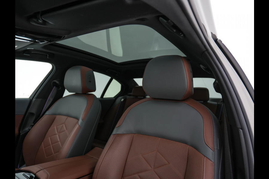 BMW i5 eDrive 40 M-Sport 84 kWh [ 3-Fase ] { SOH-96% } (INCL-BTW) *PANO | HEAD-UP | TWO-TONE-LUXURY-LEATHER | FULL-LED | BLIND-SPOT | HARMAN-KARDON-SURROUND | COMFORTSEATS |  WIDESCREEN-DIGICOCKPIT | AMBIENT-LIGHT | KEYLESS | TOPVIEW | DAB | ...