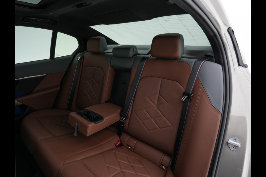 BMW i5 eDrive 40 M-Sport 84 kWh [ 3-Fase ] { SOH-96% } (INCL-BTW) *PANO | HEAD-UP | TWO-TONE-LUXURY-LEATHER | FULL-LED | BLIND-SPOT | HARMAN-KARDON-SURROUND | COMFORTSEATS |  WIDESCREEN-DIGICOCKPIT | AMBIENT-LIGHT | KEYLESS | TOPVIEW | DAB | ...