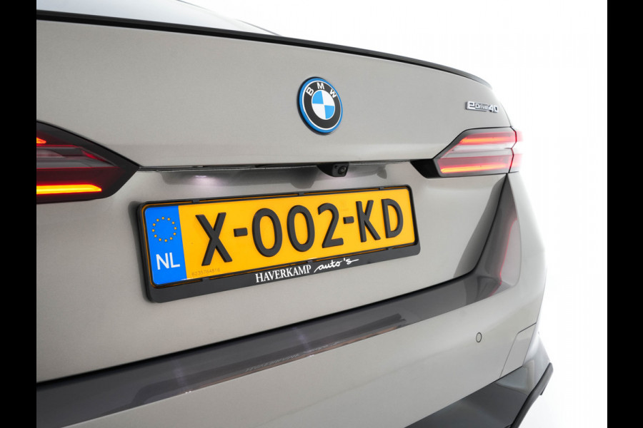 BMW i5 eDrive 40 M-Sport 84 kWh [ 3-Fase ] { SOH-96% } (INCL-BTW) *PANO | HEAD-UP | TWO-TONE-LUXURY-LEATHER | FULL-LED | BLIND-SPOT | HARMAN-KARDON-SURROUND | COMFORTSEATS |  WIDESCREEN-DIGICOCKPIT | AMBIENT-LIGHT | KEYLESS | TOPVIEW | DAB | ...