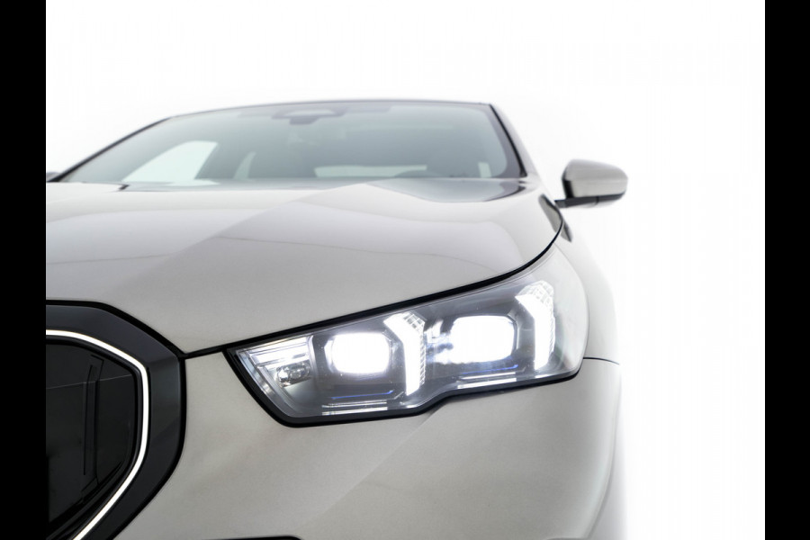 BMW i5 eDrive 40 M-Sport 84 kWh [ 3-Fase ] { SOH-96% } (INCL-BTW) *PANO | HEAD-UP | TWO-TONE-LUXURY-LEATHER | FULL-LED | BLIND-SPOT | HARMAN-KARDON-SURROUND | COMFORTSEATS |  WIDESCREEN-DIGICOCKPIT | AMBIENT-LIGHT | KEYLESS | TOPVIEW | DAB | ...