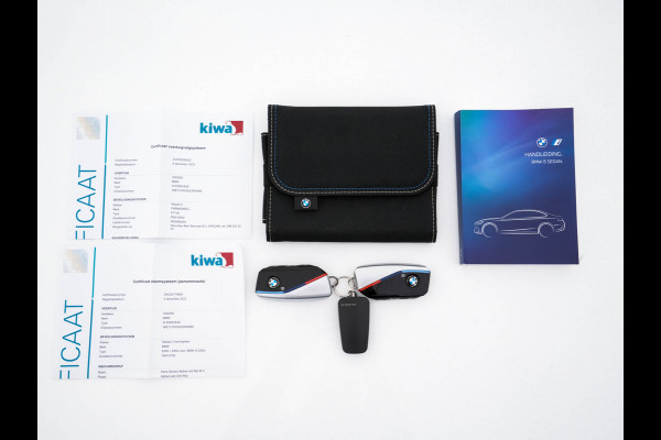 BMW i5 eDrive 40 M-Sport 84 kWh [ 3-Fase ] { SOH-96% } (INCL-BTW) *PANO | HEAD-UP | TWO-TONE-LUXURY-LEATHER | FULL-LED | BLIND-SPOT | HARMAN-KARDON-SURROUND | COMFORTSEATS |  WIDESCREEN-DIGICOCKPIT | AMBIENT-LIGHT | KEYLESS | TOPVIEW | DAB | ...