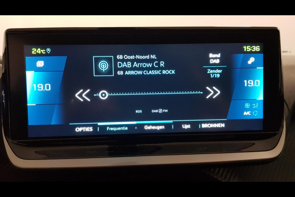 Peugeot e-2008 EV Allure Pack 50 kWh Navigatie Climate control 3D Digitale cockpit Camera Lichtmetalen Velgen
