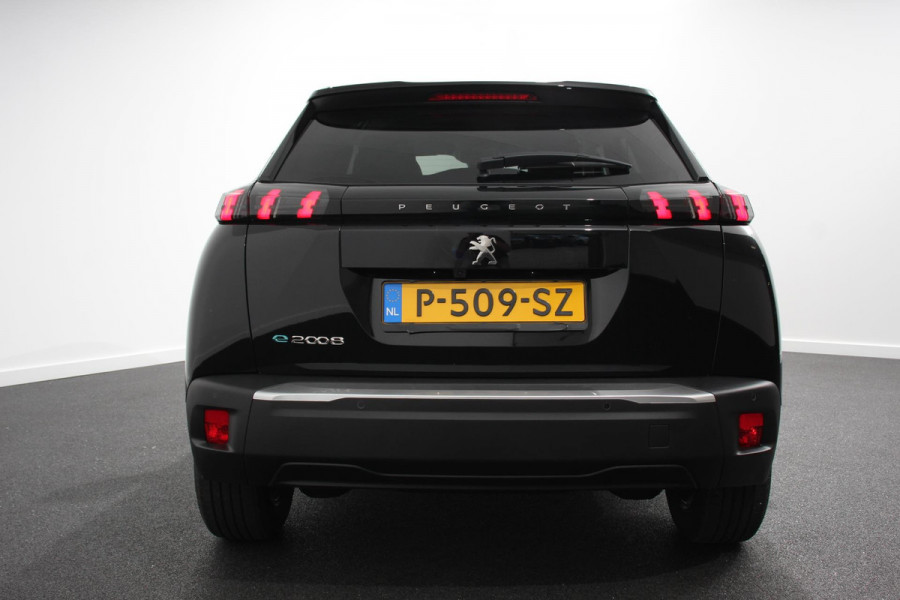 Peugeot e-2008 EV Allure Pack 50 kWh Navigatie Climate control 3D Digitale cockpit Camera Lichtmetalen Velgen