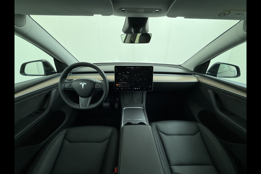 Tesla Model Y RWD LFP-Accu SOH 94% Leder Lmv 20" Warmtepomp Camera's Panormadak Adap.Cruise Navi Ecc Autopilot Stoel+Stuur+Achterbank Verwarming Elek.Achterklep Dodehoek detector Draadloze telefoonlader Origineel Nederlandse Auto Fabrieksgarantie tot 25-6-2028/80.000km en 25-6-2032/160.000 km op de accu en aandrijflijn.  Trekvermogen 1600 kg !