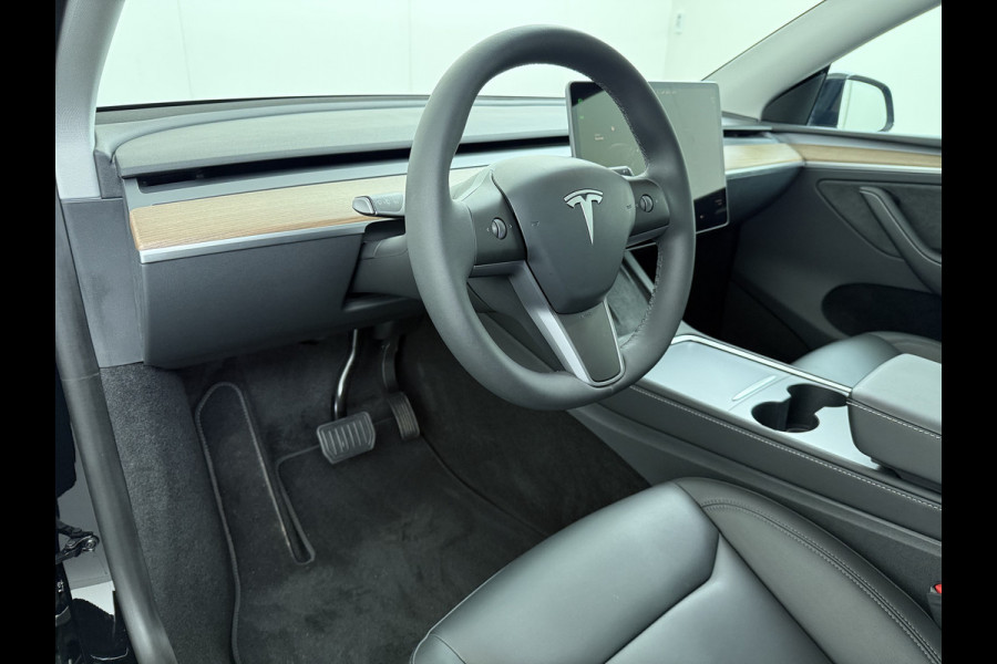 Tesla Model Y RWD LFP-Accu SOH 94% Leder Lmv 20" Warmtepomp Camera's Panormadak Adap.Cruise Navi Ecc Autopilot Stoel+Stuur+Achterbank Verwarming Elek.Achterklep Dodehoek detector Draadloze telefoonlader Origineel Nederlandse Auto Fabrieksgarantie tot 25-6-2028/80.000km en 25-6-2032/160.000 km op de accu en aandrijflijn.  Trekvermogen 1600 kg !