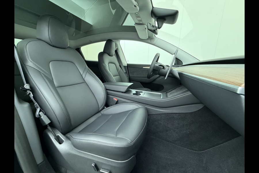 Tesla Model Y RWD LFP-Accu SOH 94% Leder Lmv 20" Warmtepomp Camera's Panormadak Adap.Cruise Navi Ecc Autopilot Stoel+Stuur+Achterbank Verwarming Elek.Achterklep Dodehoek detector Draadloze telefoonlader Origineel Nederlandse Auto Fabrieksgarantie tot 25-6-2028/80.000km en 25-6-2032/160.000 km op de accu en aandrijflijn.  Trekvermogen 1600 kg !