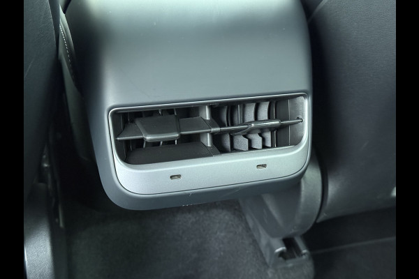 Tesla Model Y RWD LFP-Accu SOH 94% Leder Lmv 20" Warmtepomp Camera's Panormadak Adap.Cruise Navi Ecc Autopilot Stoel+Stuur+Achterbank Verwarming Elek.Achterklep Dodehoek detector Draadloze telefoonlader Origineel Nederlandse Auto Fabrieksgarantie tot 25-6-2028/80.000km en 25-6-2032/160.000 km op de accu en aandrijflijn.  Trekvermogen 1600 kg !