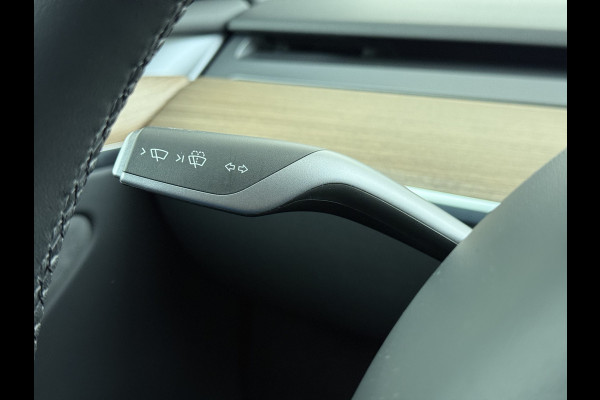 Tesla Model Y RWD LFP-Accu SOH 94% Leder Lmv 20" Warmtepomp Camera's Panormadak Adap.Cruise Navi Ecc Autopilot Stoel+Stuur+Achterbank Verwarming Elek.Achterklep Dodehoek detector Draadloze telefoonlader Origineel Nederlandse Auto Fabrieksgarantie tot 25-6-2028/80.000km en 25-6-2032/160.000 km op de accu en aandrijflijn.  Trekvermogen 1600 kg !