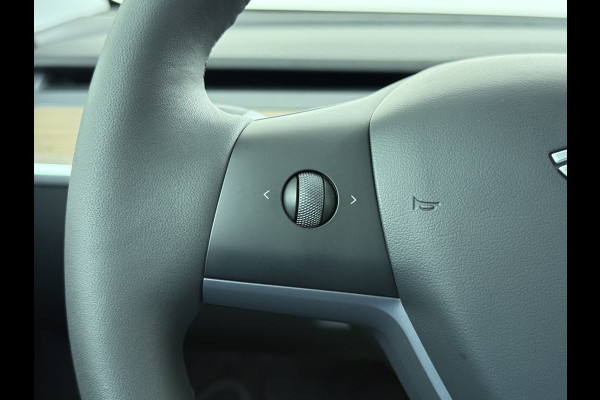 Tesla Model Y RWD LFP-Accu SOH 94% Leder Lmv 20" Warmtepomp Camera's Panormadak Adap.Cruise Navi Ecc Autopilot Stoel+Stuur+Achterbank Verwarming Elek.Achterklep Dodehoek detector Draadloze telefoonlader Origineel Nederlandse Auto Fabrieksgarantie tot 25-6-2028/80.000km en 25-6-2032/160.000 km op de accu en aandrijflijn.  Trekvermogen 1600 kg !