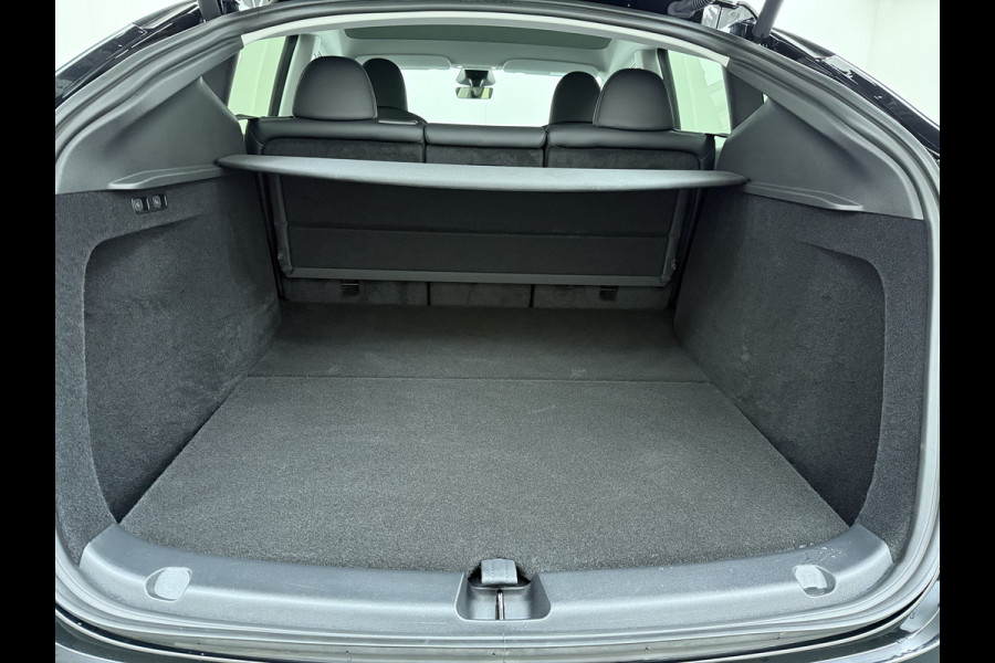 Tesla Model Y RWD LFP-Accu SOH 94% Leder Lmv 20" Warmtepomp Camera's Panormadak Adap.Cruise Navi Ecc Autopilot Stoel+Stuur+Achterbank Verwarming Elek.Achterklep Dodehoek detector Draadloze telefoonlader Origineel Nederlandse Auto Fabrieksgarantie tot 25-6-2028/80.000km en 25-6-2032/160.000 km op de accu en aandrijflijn.  Trekvermogen 1600 kg !