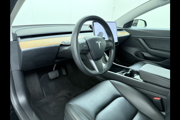 Tesla Model 3 RWD SR+ 325PK Trekhaak Lmv 18" AutoPilot FSD Leder Pano-dak Adaptive-Cruise Camera's Elektr.-Stuur+Stoelen+Spiegels+Geheugen+Eas SOH 92% Navi LED Comfortstoelen ACC DAB Voorverwarmen interieur via App Keyless One-Pedal-Drive 1e Eigenaar Origineel Nederlandse Auto 1.584kg licht!