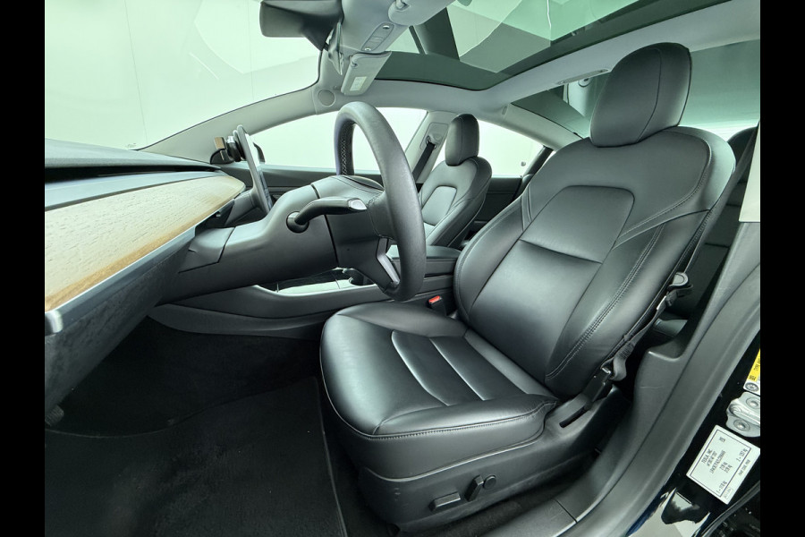 Tesla Model 3 RWD SR+ 325PK Trekhaak Lmv 18" AutoPilot FSD Leder Pano-dak Adaptive-Cruise Camera's Elektr.-Stuur+Stoelen+Spiegels+Geheugen+Eas SOH 92% Navi LED Comfortstoelen ACC DAB Voorverwarmen interieur via App Keyless One-Pedal-Drive 1e Eigenaar Origineel Nederlandse Auto 1.584kg licht!