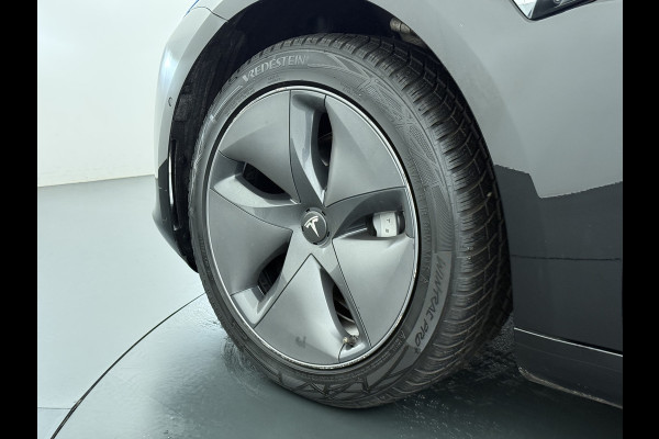 Tesla Model 3 RWD SR+ 325PK Trekhaak Lmv 18" AutoPilot FSD Leder Pano-dak Adaptive-Cruise Camera's Elektr.-Stuur+Stoelen+Spiegels+Geheugen+Eas SOH 92% Navi LED Comfortstoelen ACC DAB Voorverwarmen interieur via App Keyless One-Pedal-Drive 1e Eigenaar Origineel Nederlandse Auto 1.584kg licht!