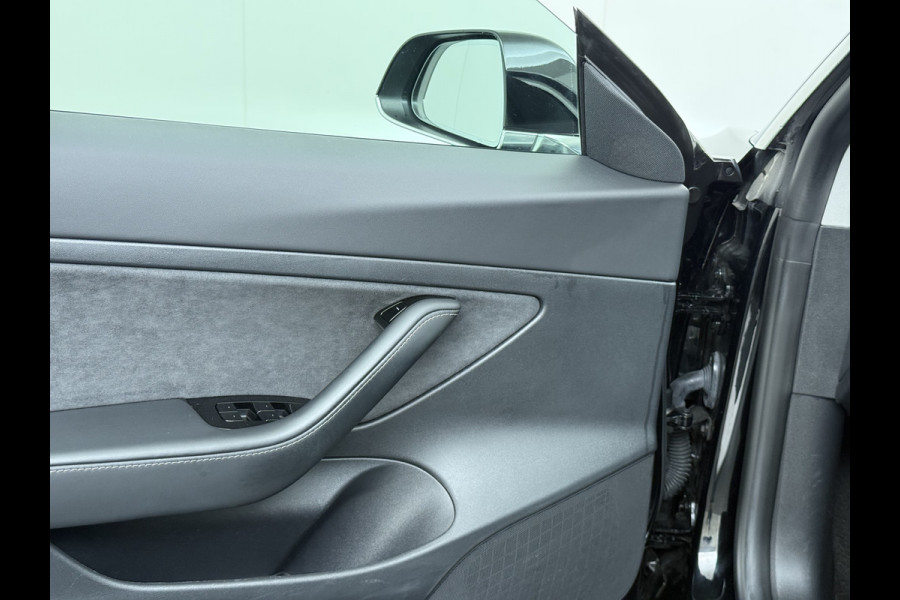 Tesla Model 3 RWD SR+ 325PK Trekhaak Lmv 18" AutoPilot FSD Leder Pano-dak Adaptive-Cruise Camera's Elektr.-Stuur+Stoelen+Spiegels+Geheugen+Eas SOH 92% Navi LED Comfortstoelen ACC DAB Voorverwarmen interieur via App Keyless One-Pedal-Drive 1e Eigenaar Origineel Nederlandse Auto 1.584kg licht!