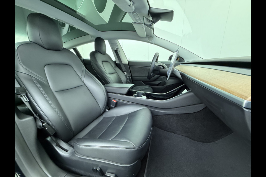 Tesla Model 3 RWD SR+ 325PK Trekhaak Lmv 18" AutoPilot FSD Leder Pano-dak Adaptive-Cruise Camera's Elektr.-Stuur+Stoelen+Spiegels+Geheugen+Eas SOH 92% Navi LED Comfortstoelen ACC DAB Voorverwarmen interieur via App Keyless One-Pedal-Drive 1e Eigenaar Origineel Nederlandse Auto 1.584kg licht!
