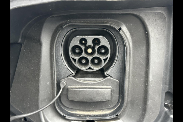 Peugeot e-2008 EV GT Première 3 fase 50 kWh VAN: 18.400,- VOOR: 16.770,- UW EINDEJAARSVOORDEEL: 1.630,- | RIJKLAARPRIJS INCL. 12MND BOVAG GARANTIE | STOELVERWARMING | DODE HOEK EN CAMERA