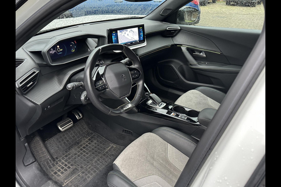 Peugeot e-2008 EV GT Première 3 fase 50 kWh VAN: 18.400,- VOOR: 16.770,- UW EINDEJAARSVOORDEEL: 1.630,- | RIJKLAARPRIJS INCL. 12MND BOVAG GARANTIE | STOELVERWARMING | DODE HOEK EN CAMERA