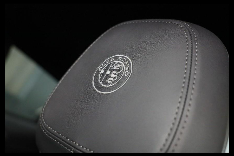 Alfa Romeo Tonale 1.5T Hybrid Veloce / 160 PK / Acc / Leder / Navi / 360 Camera / HK / Sfeerverlichting / Dode Hoek / Lane Assist