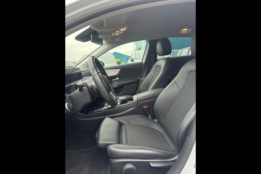 Mercedes-Benz A-Klasse 250 e Business Solution AMG Limited | Elektrische trekhaak | Stoelverwarming | Half leder | Camera