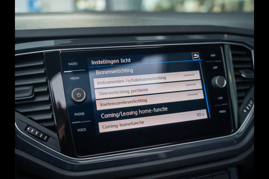 Volkswagen T-Roc 1.5 TSI Sport / Beats / Pano / Virtual / Stuur/stoel verwarming / CarPlay / Camera / LED / ACC / El. kofferbak