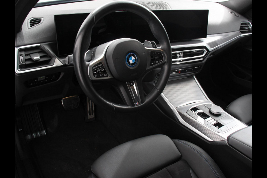 BMW 3 Serie Touring 330e Touring M Sport PHEV | DEMO ! | Navigatie Climate Control Lichtmetalen velgen LED Virtual Cockpit Parkeersensoren Voor en Achter Achteruitrijcamera Apple carplay/ Andriod auto Stoelverwarming Stuur verwarming Elektrische achterklep Prijs Incl. BOVAG Garantie