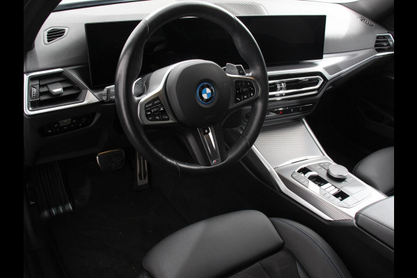 BMW 3 Serie Touring 330e Touring M Sport PHEV | DEMO ! | Navigatie Climate Control Lichtmetalen velgen LED Virtual Cockpit Parkeersensoren Voor en Achter Achteruitrijcamera Apple carplay/ Andriod auto Stoelverwarming Stuur verwarming Elektrische achterklep Prijs Incl. BOVAG Garantie