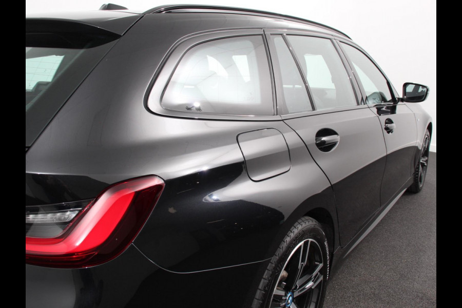BMW 3 Serie Touring 330e Touring M Sport PHEV | DEMO ! | Navigatie Climate Control Lichtmetalen velgen LED Virtual Cockpit Parkeersensoren Voor en Achter Achteruitrijcamera Apple carplay/ Andriod auto Stoelverwarming Stuur verwarming Elektrische achterklep Prijs Incl. BOVAG Garantie
