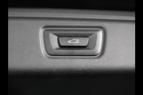 BMW 3 Serie Touring 330e Touring M Sport PHEV | DEMO ! | Navigatie Climate Control Lichtmetalen velgen LED Virtual Cockpit Parkeersensoren Voor en Achter Achteruitrijcamera Apple carplay/ Andriod auto Stoelverwarming Stuur verwarming Elektrische achterklep Prijs Incl. BOVAG Garantie