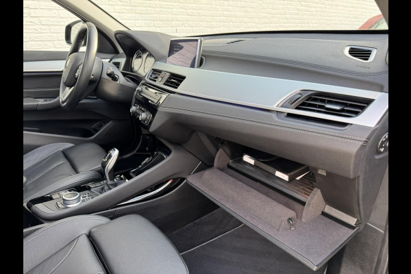 BMW X1 SDrive18i High Executive Cruise Climate control Leer+memory Sfeerverlichting Navigatie Full LED Parkeersensoren