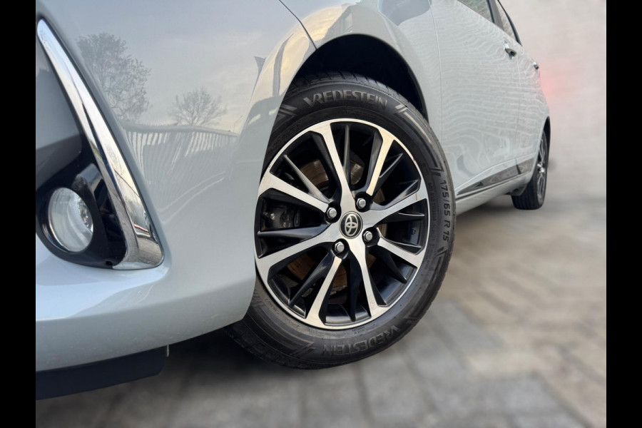 Toyota Yaris 1.5 VVT-i Dynamic CARPLAY / TREKHAAK / TWO-TONE / CAMERA / STOELVERWARMING / BOTSWARNING / METALLIC LAK / CRUISE