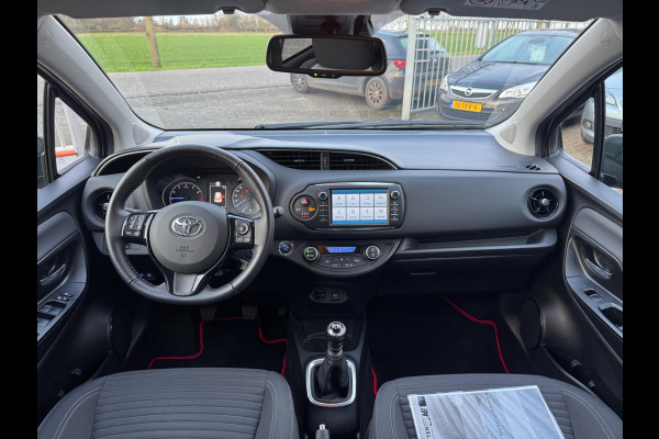 Toyota Yaris 1.5 VVT-i Dynamic CARPLAY / TREKHAAK / TWO-TONE / CAMERA / STOELVERWARMING / BOTSWARNING / METALLIC LAK / CRUISE